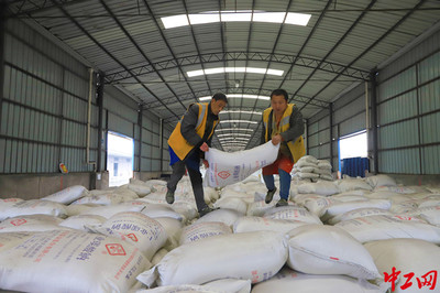 貴州福泉 “一路綠燈”搶運化肥，全力保障春耕農資供應